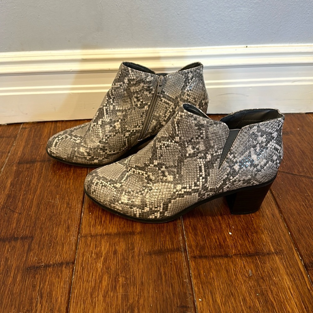 CLOUDWALKERS by Avenue Booties Ankle Boots 10W Wide LIKE NEW Faux Snakeskin Gray